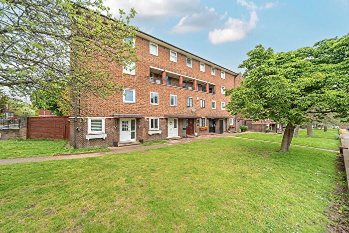2 Bedroom Maisonette For Sale In Charles Grinling Walk, Woolwich, SE18