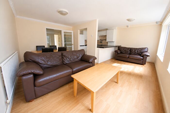 2 Bedroom Apartment To Rent In Fernwood Court, Roundhay, LS8