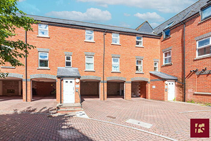 2 Bedroom Apartment For Sale In Heath Hill Road South, Crowthorne, RG45