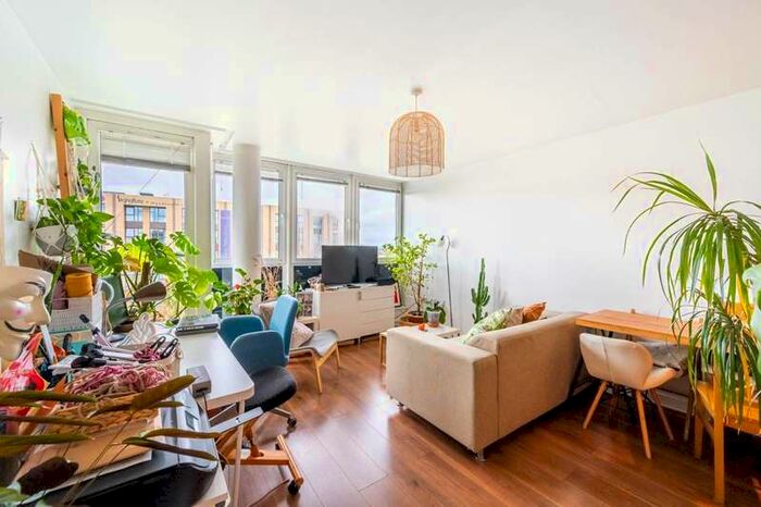 1 Bedroom Flat To Rent In Phoenix Way, Wandsworth Common, SW18