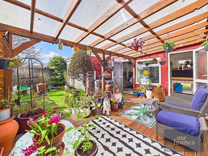 3 Bedroom Semi-detached House For Sale In Peach Place, Fairwater, Cardiff, CF5