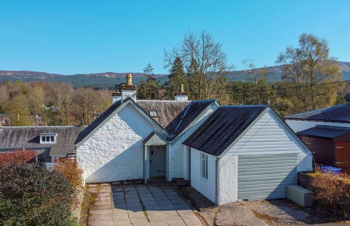 3 Bedroom Detached House For Sale In Craignavie Road, Killin, FK21
