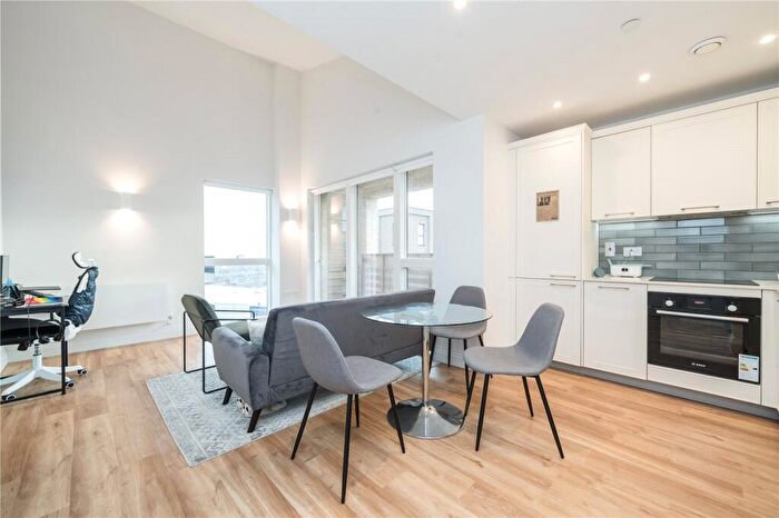 2 Bedroom Apartment To Rent In Carraway Street, Reading, Berkshire, RG1