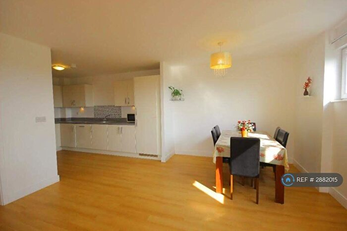 3 Bedroom Flat To Rent In Deganham, London, RM8