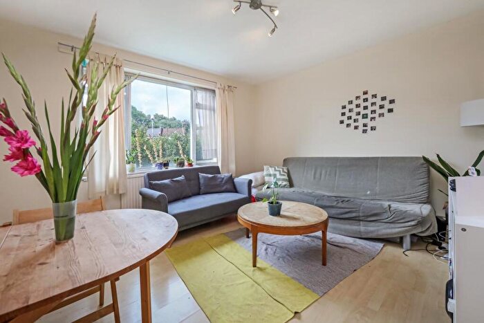 3 Bedroom Apartment To Rent In St Asaph Road, Nunhead, SE4