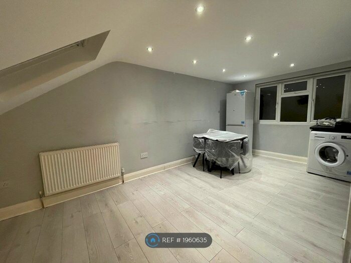 3 Bedroom Flat To Rent In Bellamy Drive, Stanmore, HA7