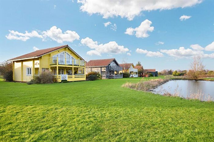 2 Bedroom Detached House For Sale In Fairway Lakes, Caldecott Hall, Fritton, Great Yarmouth, NR31