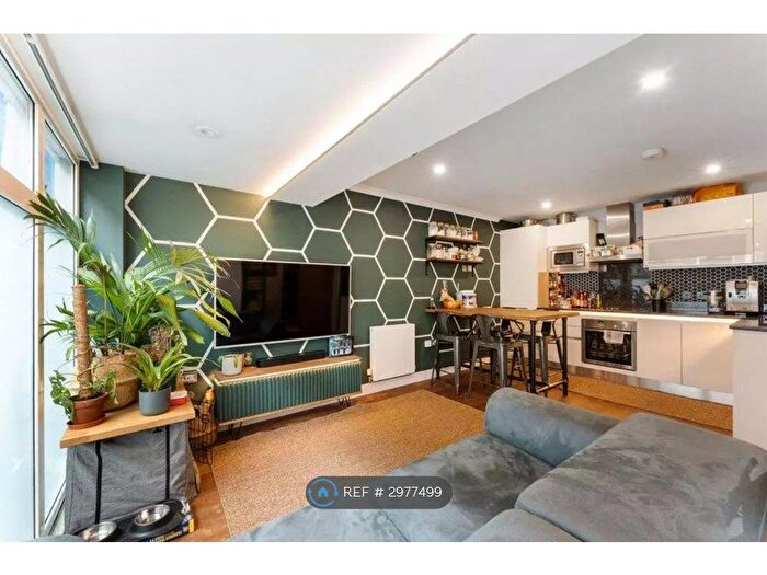 3 Bedroom Flat To Rent In Trinity Mews, London, E1