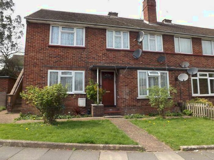 2 Bedroom Flat To Rent In Fairmead Crescent, Edgware, HA8