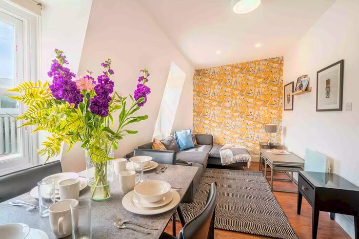 1 Bedroom Flat To Rent In Warwick Road (/), Earls Court, London, SW5