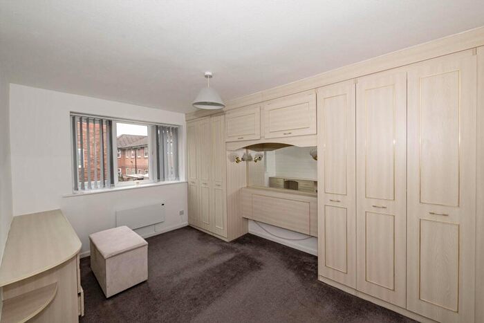 2 Bedroom Flat To Rent In Oak Bank, Prestwich, M25