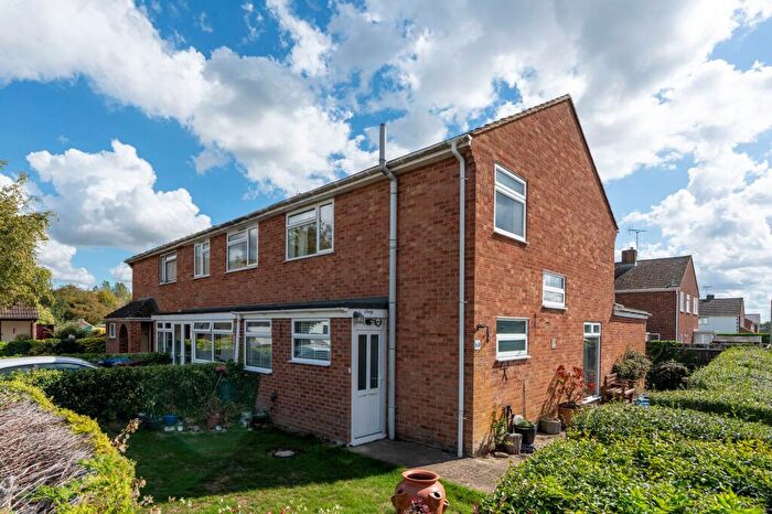 3 Bedroom End Of Terrace House For Sale In Barry Avenue, Bicester, OX26