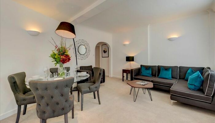 2 Bedroom Flat To Rent In Hill Street, London, W1J