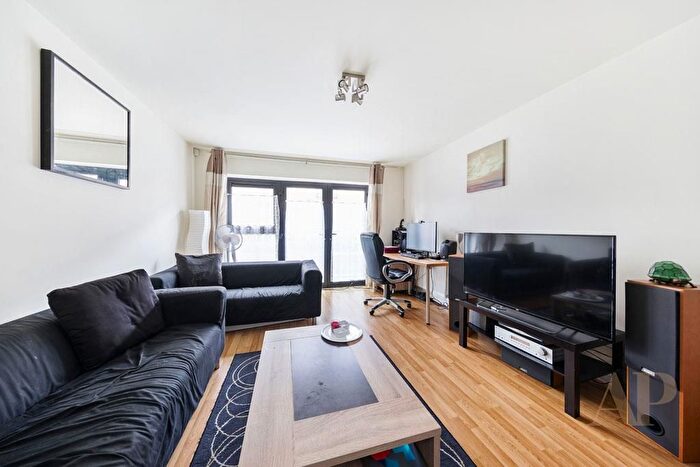 2 Bedroom Flat To Rent In Windsor Court, Mostyn Grove, E3