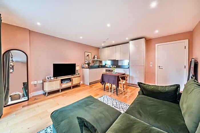 1 Bedroom Flat For Sale In Bradley Road, Clapham, London, SW4