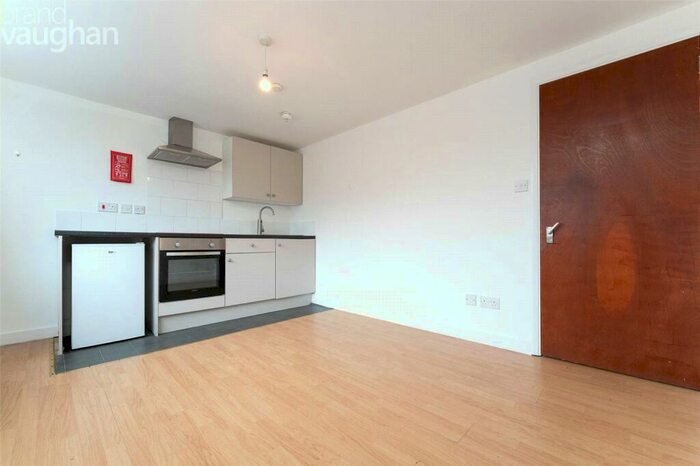 Flat To Rent In Railway Road, Newhaven, East Sussex, BN9