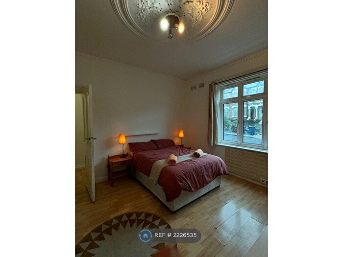 Studio To Rent In Merton House, London, NW4