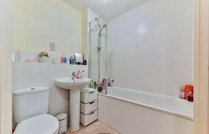 1 Bedroom Flat To Rent In Dalmeny Way, Epsom, KT18
