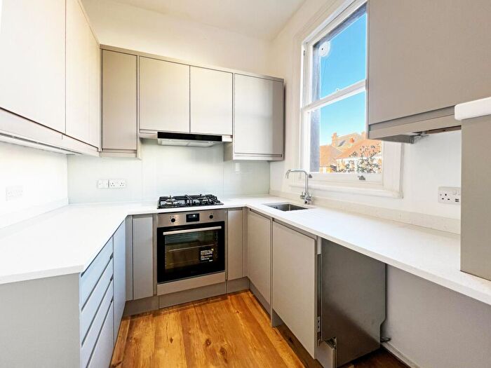 2 Bedroom Apartment To Rent In Weech Road, West Hampstead, NW6