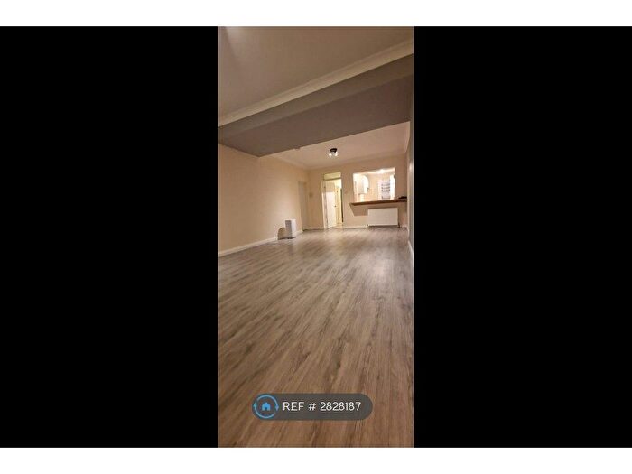 3 Bedroom Flat To Rent In Rainham, Gillingham, ME8