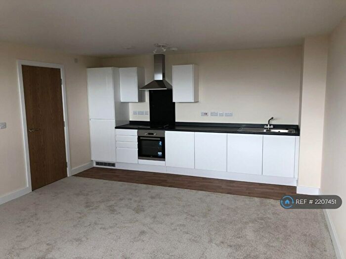 2 Bedroom Flat To Rent In Castle Court, Dudley, DY2
