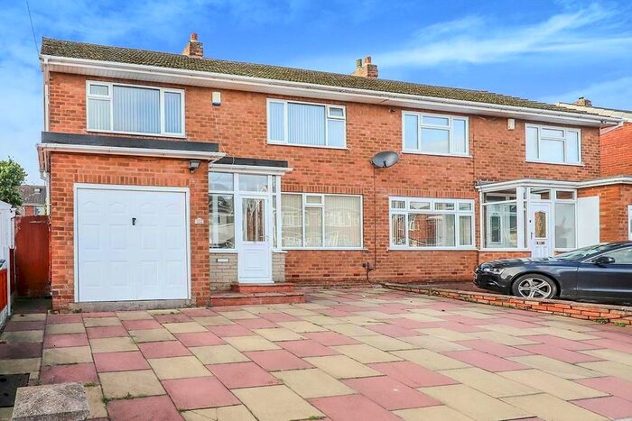 3 Bedroom Semi-Detached House To Rent In Elizabeth Avenue, Wolverhampton, West Midlands WV4