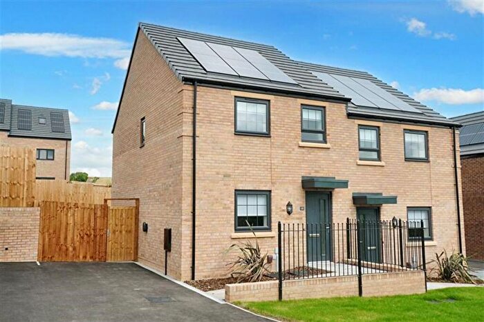 3 Bedroom Semi-Detached House To Rent In Bedroom Semi Detached House In Lincoln Drive, Gedling, NG4