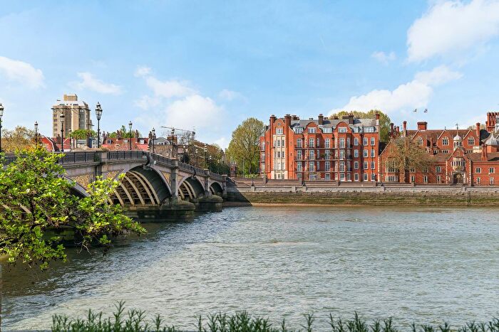 3 Bedroom Flat For Sale In Cheyne Walk, Chelsea, London, SW3