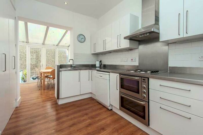 2 Bedroom Apartment To Rent In North Street, SW4