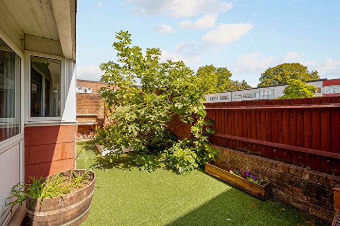 2 Bedroom Flat For Sale In Farnham Gardens, Raynes Park, SW20