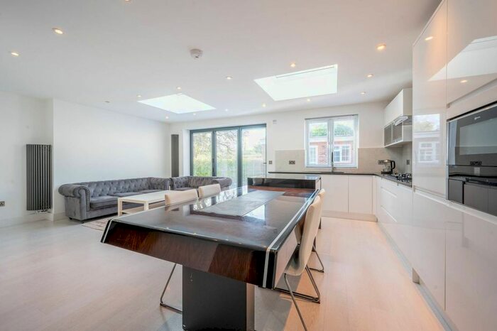 4 Bedroom Semi-Detached House To Rent In Norman Way, Acton, London, W3
