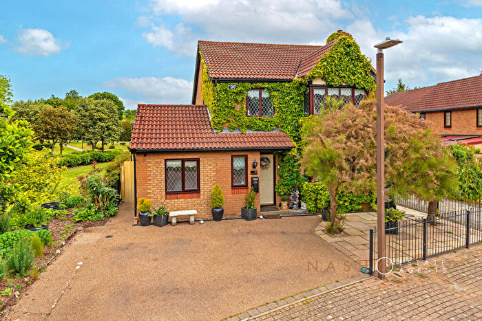 5 Bedroom Detached House For Sale In Morebath Grove, Furzton, MK4