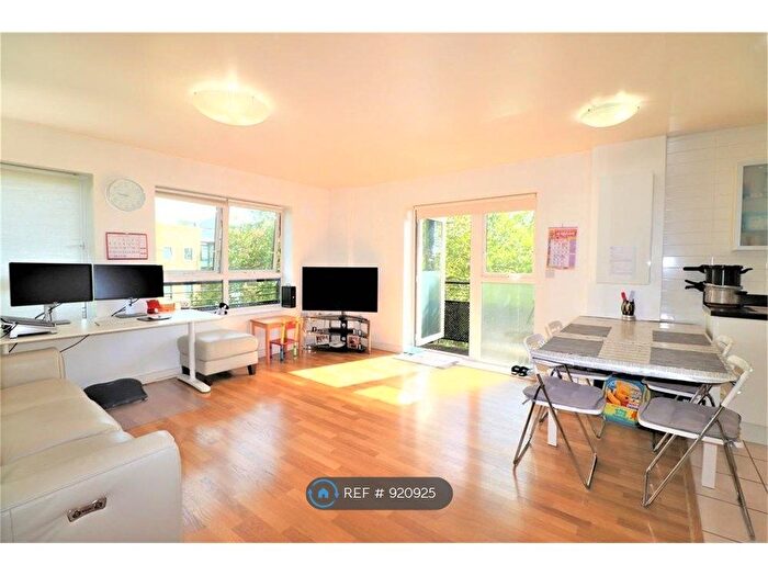 2 Bedroom Flat To Rent In Lanadron Close, Isleworth, TW7