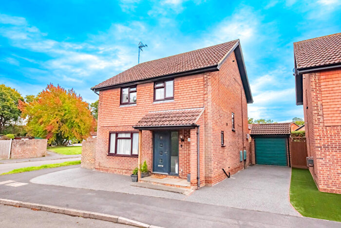 4 Bedroom Detached House For Sale In Clover Lane, Yateley, Hampshire, GU46