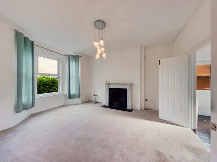 3 Bedroom Apartment To Rent In Rugby Road, Leamington Spa, CV32