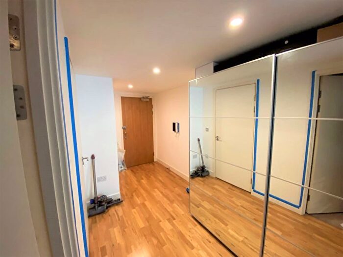 1 Bedroom Flat To Rent In The Landmark, Canary Wharf, E14