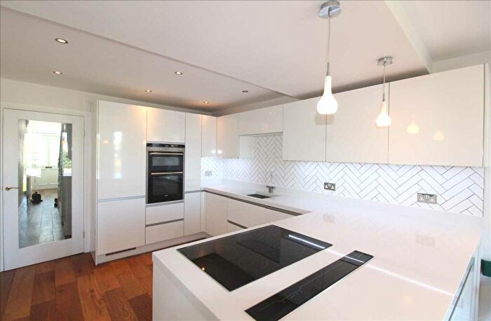 3 Bedroom Semi-Detached House To Rent In Leigh On Sea, SS9