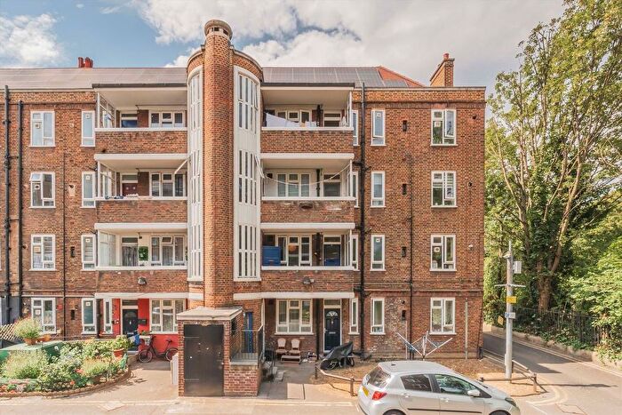 3 Bedroom Flat To Rent In Whiston Road, Broadway Market, E2