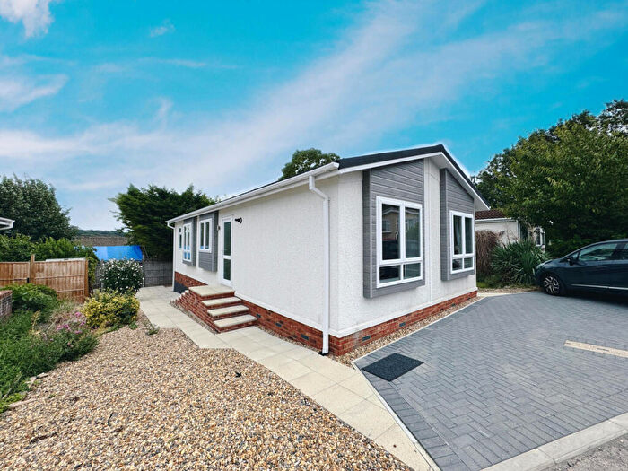 2 Bedroom Park Home For Sale In Pine Walk, Limit Home Park, Northchurch, HP4