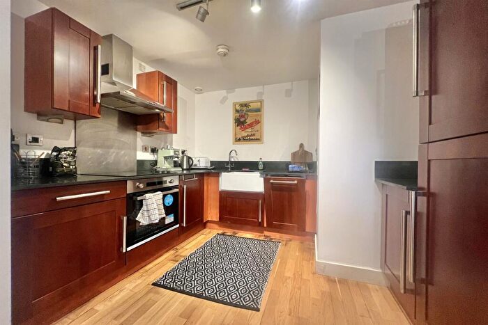 2 Bedroom Apartment To Rent In Oldham Road, M4