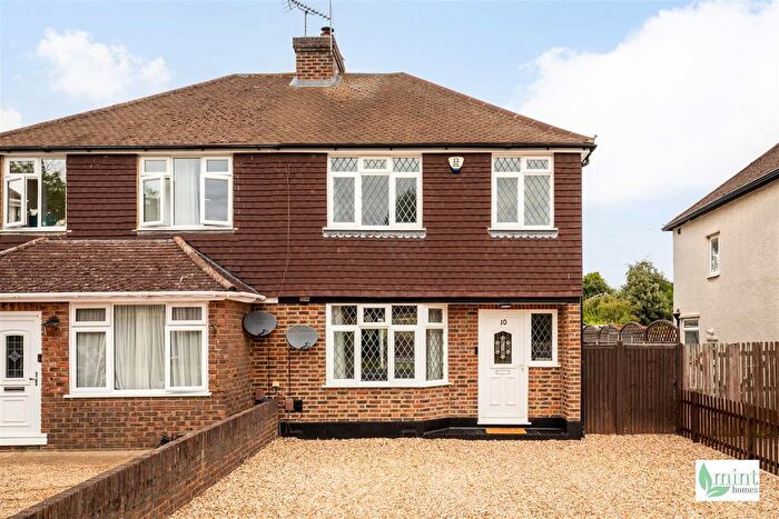 3 Bedroom Property For Sale In Floyds Lane, Pyrford, GU22