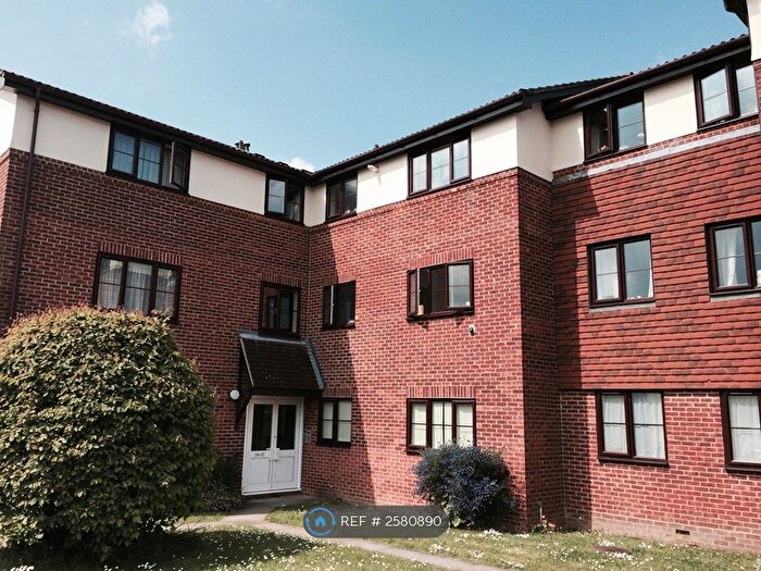 1 Bedroom Flat To Rent In Yeomanry Close, Epsom, KT17