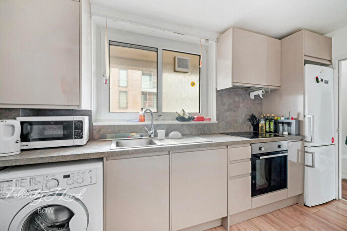 3 Bedroom Flat For Sale In Bow Common Lane, London, E3