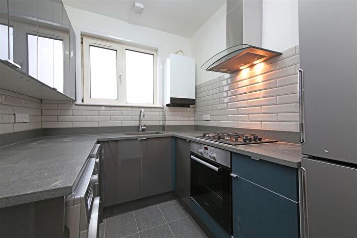 2 Bedroom Flat To Rent In Tooting Grove, London, SW17