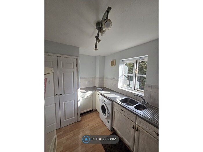 2 Bedroom Flat To Rent In Coalmans Way, Burnham, Slough, SL1