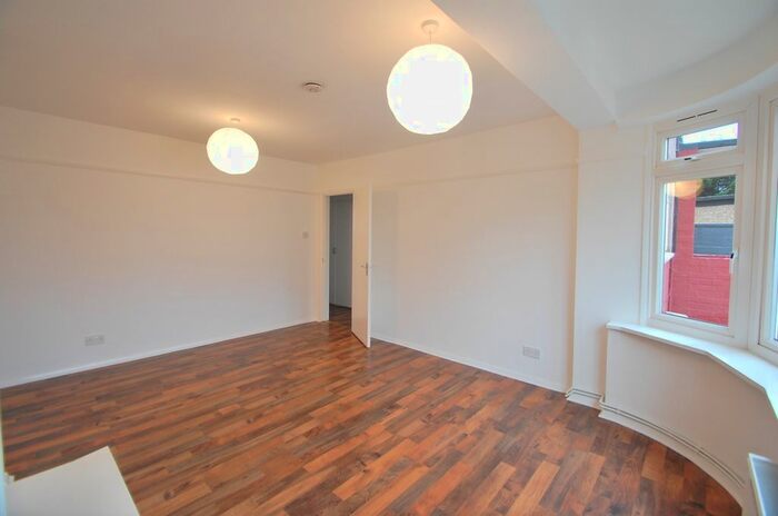 2 Bedroom Maisonette To Rent In Headley Avenue, Wallington, Surrey, SM6