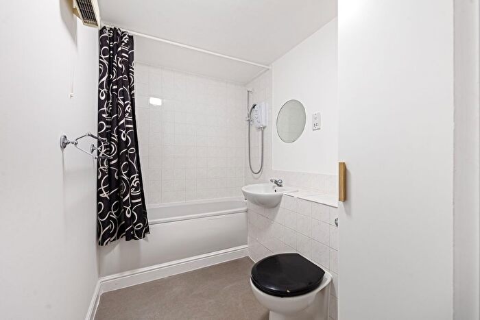 2 Bedroom Flat For Sale In Glaisher Street, London, SE8