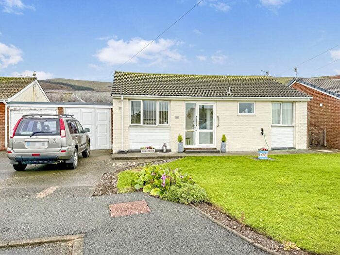 3 Bedroom Bungalow For Sale In Tremorfa Close, Fairbourne, LL38