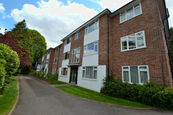 3 Bedroom Flat To Rent In Lovelace Gardens, Surbiton KT6
