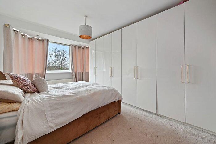 4 Bedroom Semi Detached House For Sale In Crundale Avenue, London, NW9